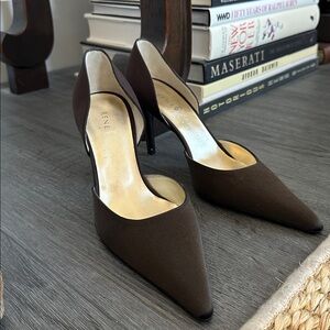 NWOT René Mancini Brown Silk Heels 37.5